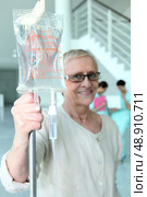Elderly woman with a hospital drip. Стоковое фото, агентство Ingram Publishing / Фотобанк Лори