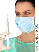 Female surgeon holding syringe. Стоковое фото, агентство Ingram Publishing / Фотобанк Лори
