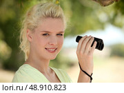 Woman with binoculars. Стоковое фото, агентство Ingram Publishing / Фотобанк Лори