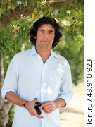 Man holding pair of binoculars. Стоковое фото, агентство Ingram Publishing / Фотобанк Лори