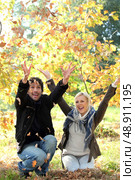 Couple throwing leaves in the air. Стоковое фото, агентство Ingram Publishing / Фотобанк Лори