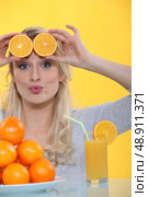 Woman with slices of orange on the forehead. Стоковое фото, агентство Ingram Publishing / Фотобанк Лори