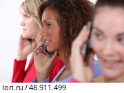 Friends using mobile telephones. Стоковое фото, агентство Ingram Publishing / Фотобанк Лори