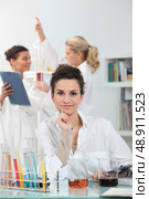 Young women conducting experiments. Стоковое фото, агентство Ingram Publishing / Фотобанк Лори