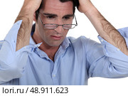 Stressed man wearing glasses. Стоковое фото, агентство Ingram Publishing / Фотобанк Лори