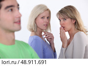 Girls criticizing boy. Стоковое фото, агентство Ingram Publishing / Фотобанк Лори