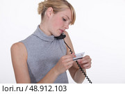 attractive blonde shopping online. Стоковое фото, агентство Ingram Publishing / Фотобанк Лори