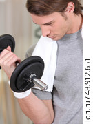 Man lifting dumbbell. Стоковое фото, агентство Ingram Publishing / Фотобанк Лори