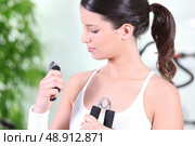 Woman holding grippers. Стоковое фото, агентство Ingram Publishing / Фотобанк Лори
