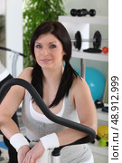 brunette woman resting after fitness. Стоковое фото, агентство Ingram Publishing / Фотобанк Лори