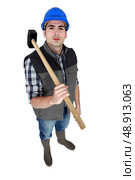 Craftsman holding a hammer. Стоковое фото, агентство Ingram Publishing / Фотобанк Лори