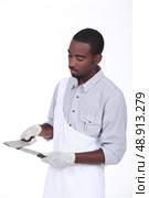 Butcher sharpening knives. Стоковое фото, агентство Ingram Publishing / Фотобанк Лори