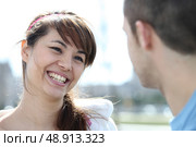 Smiling woman talking to a man. Стоковое фото, агентство Ingram Publishing / Фотобанк Лори