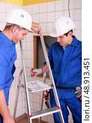 Two electricians watching plan. Стоковое фото, агентство Ingram Publishing / Фотобанк Лори
