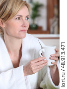 Woman having a cup of coffee. Стоковое фото, агентство Ingram Publishing / Фотобанк Лори
