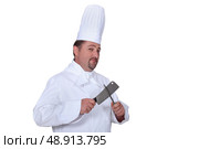 Chef sharpening a knife. Стоковое фото, агентство Ingram Publishing / Фотобанк Лори