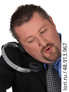 moon-faced man losing headphones. Стоковое фото, агентство Ingram Publishing / Фотобанк Лори