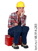 A female worker sitting on her toolbox. Стоковое фото, агентство Ingram Publishing / Фотобанк Лори