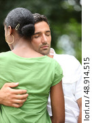 a man comforting his wife. Стоковое фото, агентство Ingram Publishing / Фотобанк Лори