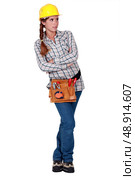 Labourer standing with her arms crossed. Стоковое фото, агентство Ingram Publishing / Фотобанк Лори