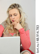Blonde woman undecided. Стоковое фото, агентство Ingram Publishing / Фотобанк Лори