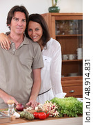 Couple preparing dinner in the kitchen. Стоковое фото, агентство Ingram Publishing / Фотобанк Лори