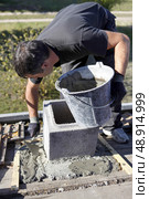 Mason working on building foundations. Стоковое фото, агентство Ingram Publishing / Фотобанк Лори
