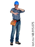 A manual worker protection his eyes. Стоковое фото, агентство Ingram Publishing / Фотобанк Лори