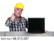 Approving tradesman embracing technology. Стоковое фото, агентство Ingram Publishing / Фотобанк Лори