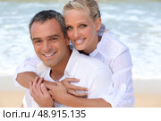 Couple embracing on the beach. Стоковое фото, агентство Ingram Publishing / Фотобанк Лори