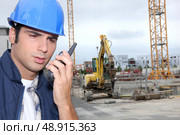 laborers communicationg with radio. Стоковое фото, агентство Ingram Publishing / Фотобанк Лори