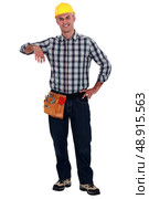 Builder leaning on invisible item. Стоковое фото, агентство Ingram Publishing / Фотобанк Лори