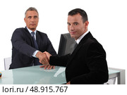 businessmen shaking hands. Стоковое фото, агентство Ingram Publishing / Фотобанк Лори