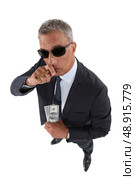 A crook holding stolen money. Стоковое фото, агентство Ingram Publishing / Фотобанк Лори
