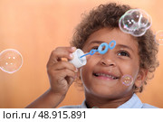 Boy blowing bubbles. Стоковое фото, агентство Ingram Publishing / Фотобанк Лори