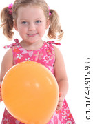 little girl holding a balloon. Стоковое фото, агентство Ingram Publishing / Фотобанк Лори