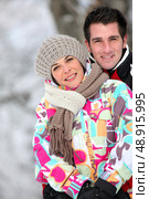 Couple huddling together on a winter’s day. Стоковое фото, агентство Ingram Publishing / Фотобанк Лори