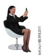 woman receiving a text message and laughing. Стоковое фото, агентство Ingram Publishing / Фотобанк Лори