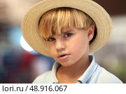 Blond boy with straw hat. Стоковое фото, агентство Ingram Publishing / Фотобанк Лори