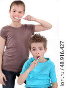 little boy and girl brushing their teeth. Стоковое фото, агентство Ingram Publishing / Фотобанк Лори