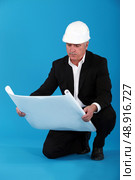 Senior man kneeling. Стоковое фото, агентство Ingram Publishing / Фотобанк Лори