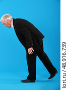 Businessman looking down. Стоковое фото, агентство Ingram Publishing / Фотобанк Лори