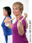 Friends working out at the gym together. Стоковое фото, агентство Ingram Publishing / Фотобанк Лори