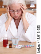 Old woman with a lot of medicine  to take. Стоковое фото, агентство Ingram Publishing / Фотобанк Лори