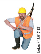 Worker with a sledgehammer. Стоковое фото, агентство Ingram Publishing / Фотобанк Лори