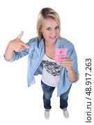 Teenage girl holding driving licence. Стоковое фото, агентство Ingram Publishing / Фотобанк Лори