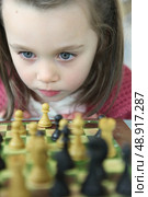 Little girl playing chess. Стоковое фото, агентство Ingram Publishing / Фотобанк Лори