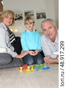 Family playing chess. Стоковое фото, агентство Ingram Publishing / Фотобанк Лори