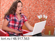 teenage girl doing computer and yawning. Стоковое фото, агентство Ingram Publishing / Фотобанк Лори