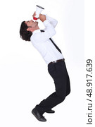 Man shouting in to megaphone. Стоковое фото, агентство Ingram Publishing / Фотобанк Лори